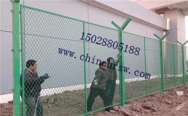 安裝中的監(jiān)獄防護網(wǎng) 安裝中的監(jiān)獄防護網(wǎng)